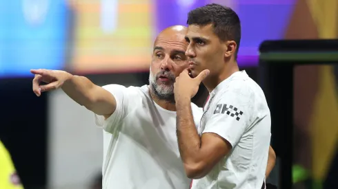 Pep Guardiola le da indicaciones a Rodri: las dos mentes brillantes de Manchester City.