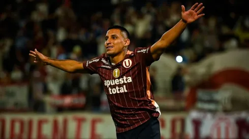 Alex Valera festejando su gol con Universitario ante Atlético Grau.