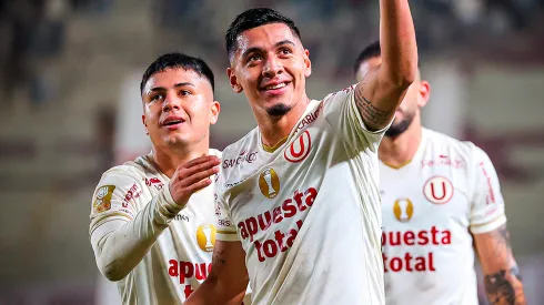 César Inga festejando un gol con Universitario.