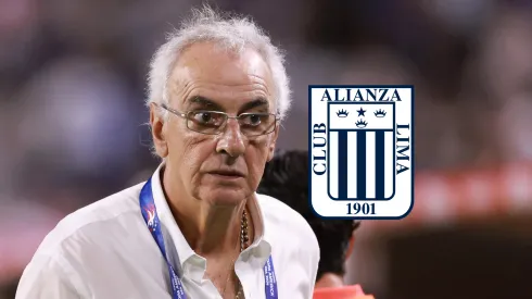 Jorge Fossati y el escudo de Alianza Lima.