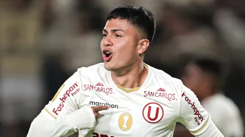 Jairo Concha jugando con Universitario.