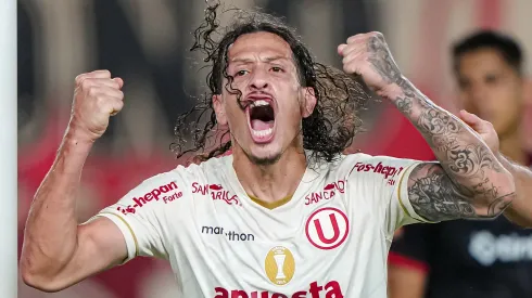 Williams Riveros jugando en Universitario.