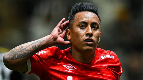 Christian Cueva festejando un gol.