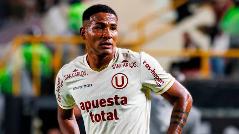 Hinchas de Universitario se quejaron de la renovación de José Carabalí.