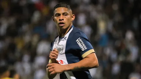 Kevin Quevedo, destacada figura de Alianza Lima, celebrando su doblete contra Juan Pablo II en la Liga 1.