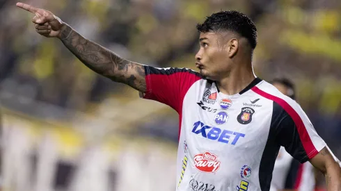 Jeriel De Santis celebrando.