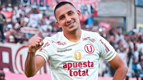 Alex Valera festejando el tricampeonato de Universitario.
