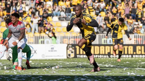 Cecilio Waterman celebrando su gol con Coquimbo.