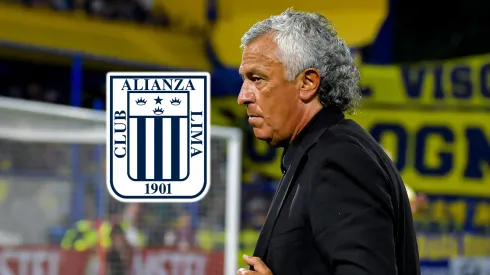 Néstor Gorosito y el escudo de Alianza Lima.