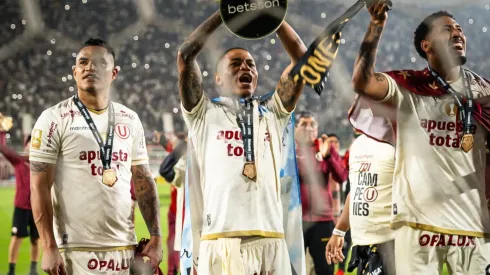 Jugadores de Universitario celebrando.