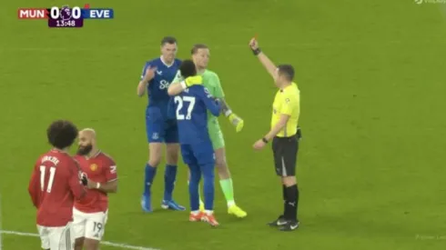 Idrissa Gueye expulsado por pelear con su compañero.