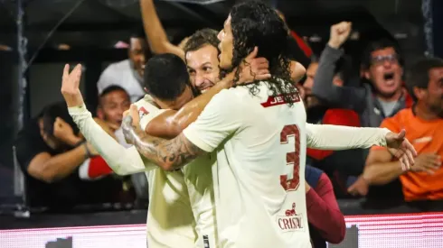 Jugadores de Universitario celebrando.