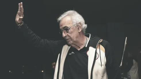 Jorge Fossati saludando.