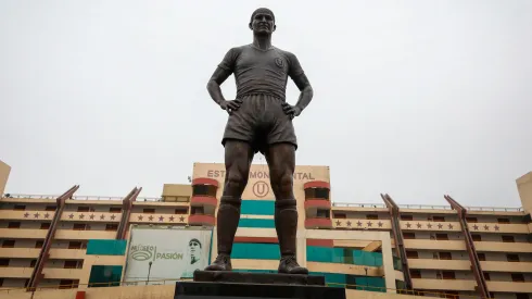 La estatua de 'Lolo' Fernández en el Monumental.
