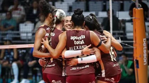 Universitario celebrando.