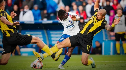 El remate de Ebere para el título de Nacional ante Peñarol.
