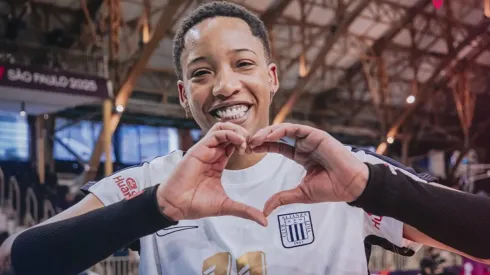 Clarivett Yllescas celebrando.