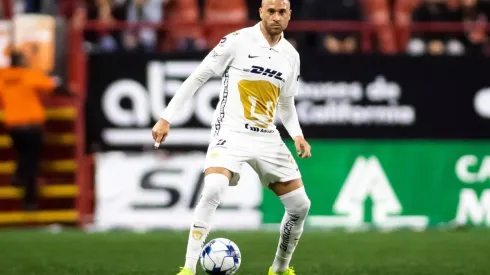 Arturo Ortiz en la cancha del estadio Caliente
