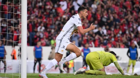 Dinenno festeja su gol al Atlas
