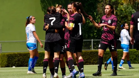 Paola Chavero festeja su gol
