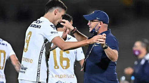 Dinenno se abraza con Lillini tras el gol
