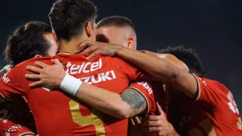 Pumas festeja el gol de Dinenno
