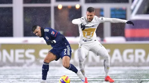 Nicolás Freire disputa un balón
