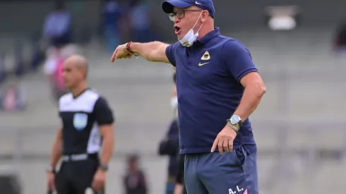 Andrés Lillini dirige un partido en CU
