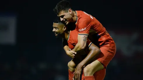 Diogo y Dinenno festejan el gol
