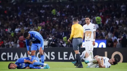 Leonel López charla con el árbitro de Concacaf
