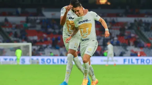 Favio festeja su gol en el Azteca
