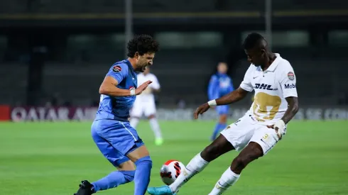 Ciudad de Mexico, 5 de abril de 2022.  Jose Ignacio Rivero  y Washington Corozo  , durante el partido de ida de las Semifinales de la Liga de Campeones de la CONCACAF 2022, entre los Pumas de la UNAM y la Máquina Celeste del Cruz Azul, celebrado en el estadio Olímpico Universitario. Foto: Imago7/Alejandra Suárez
