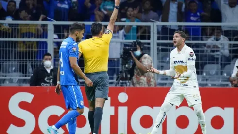 Arturo Ortiz con su tarjeta roja en el Azteca
