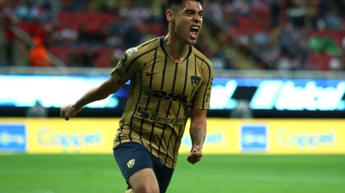 Felipe Mora festeja su gol en el Akron
