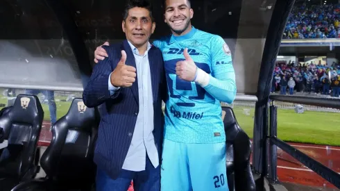 Julio González con Jorge Campos
