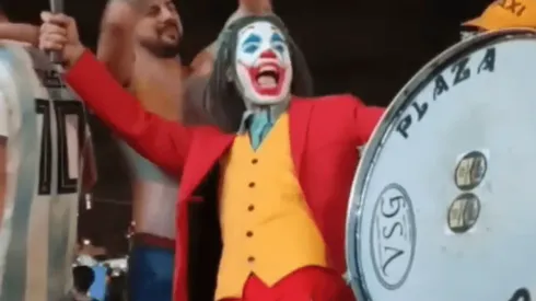 El Joker de Argentina festejando con el bombo
