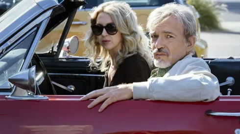 Billy Bob Thornton y Nina Arianda en Goliath
