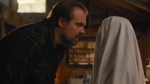 David Harbour y Millie Bobby Brown en Stranger Things
