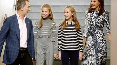 Imagen de los Reyes de España junto a sus hijas
