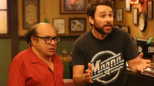 Danny De Vito y Charlie Day en IASIP
