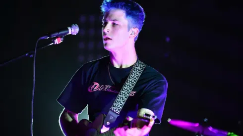 Dylan Minnette en pleno show de su banda Wallows.
