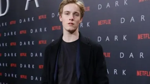 Louis Hofmann en un evento de Dark
