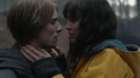 Louis Hofmann y Lisa Vicari en Dark
