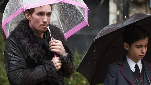 Robert Sheehan y Aidan Gallagher en The Umbrella Academy
