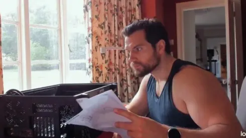 Henry Cavill armando su PC
