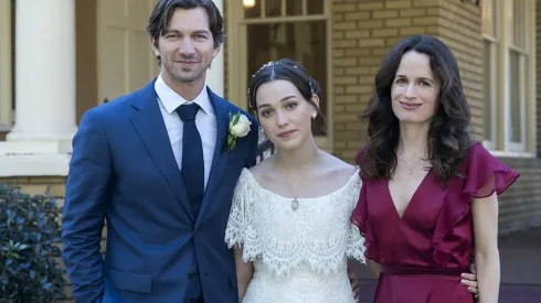 Michiel Huisman Victoria PEdreti y Elizabeth Reaser en The Haunting of Hill House
