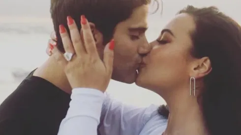 Max Ehrich y Demi Lovato en la playa
