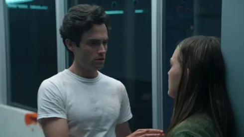 Penn Badgley y Victoria Pedretti en You
