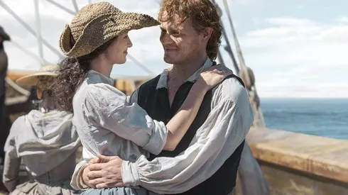 Catriona Balfe y Sam Heughan en sus papeles de Outlander.
