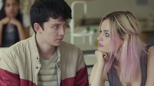 Asa Butterfield y Emma Mackey en sus papeles de Sex Education.
